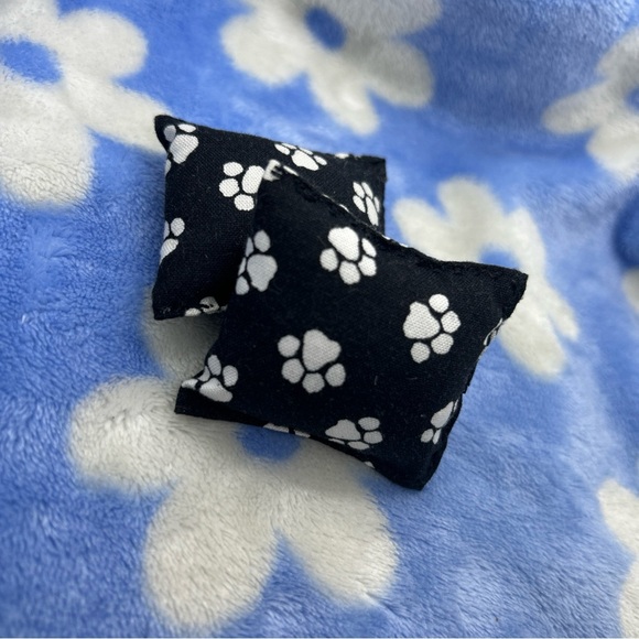 Cozy Blue and Black Paw Print Bedding Set - Picture 2 of 3